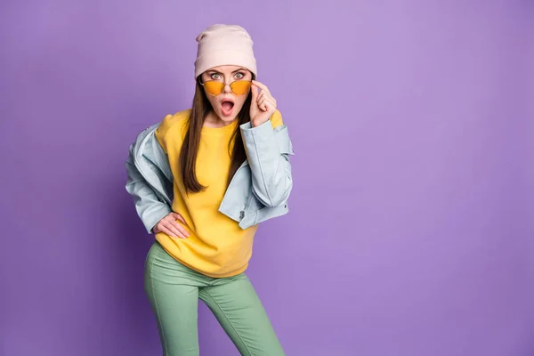 Portré megdöbbent lány őszi séta látni hihetetlen koronavírus karantén hirdetés lenyűgözött érintés szemüveg sikoly visel jó megjelenés ruhák elszigetelt felett lila színű háttér — Stock Fotó