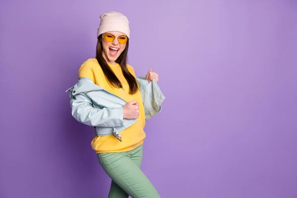 Retrato de chica franca emocionada disfrutar del sol primavera temporada clima toque su chaqueta moderna usar ropa de estilo casual aislado sobre fondo de color violeta — Foto de Stock