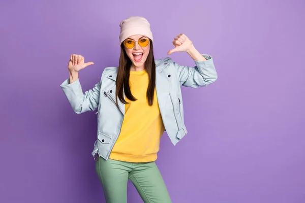 Ritratto di energico pazzo ragazza punta pollice se stessa godere la sua scelta decidere la scelta per la vittoria della lotteria indossare pantaloni verdi gialli isolati su sfondo di colore viola — Foto Stock