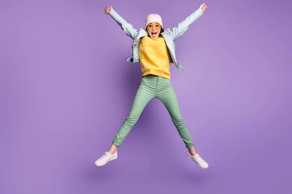 Full body foto di funky bella signora vestiti eleganti salto alto gioire diffusione mani stella forma usura sole specifiche casual cappello moderno giacca verde pantaloni calzature isolato viola colore sfondo — Foto Stock