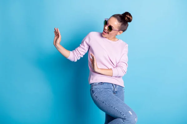 Foto de chica emocionada alegre positiva disfrutar regocijarse baile noche discoteca usar modernas especificaciones de verano suéter violeta aislado sobre fondo de color azul — Foto de Stock