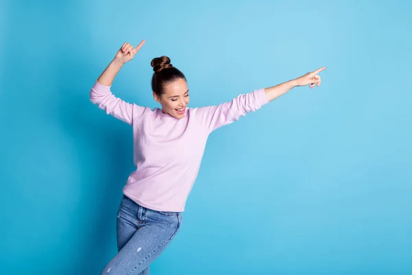 Fénykép őrült izgatott lány élvezze öröm tánc klub party emelje mutatóujját visel jó megjelenés ruhák elszigetelt kék szín háttér — Stock Fotó