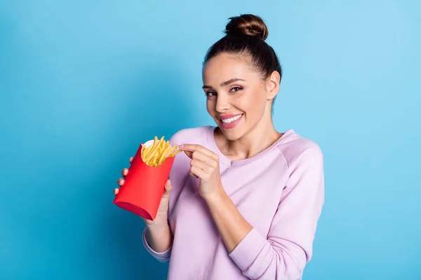 Närbild porträtt av henne hon trevlig attraktiv vacker ganska hungrig glad glad glad glad flicka njuter av att äta färska varma välsmakande pommes frites isolerad över ljusa levande glans levande blå färg bakgrund — Stockfoto