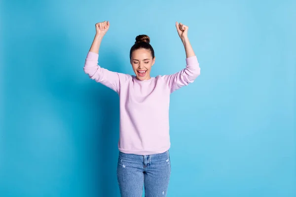 Foto van verheugd positief vrolijk meisje verhogen vuisten schreeuwen ja vieren loterij geluk win slijtage goed kijken outfit geïsoleerd over blauwe kleur achtergrond — Stockfoto