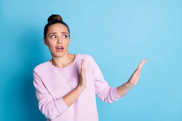 Retrato de ella, ella, atractiva, encantadora, bastante asustada, morena, protegiéndose a sí misma, malas noticias, aislada sobre un brillante brillo vivo, vibrante, azul, color de fondo. — Foto de Stock