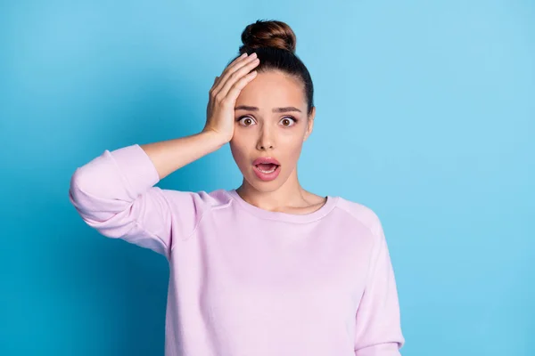 Primer plano retrato de ella ella agradable atractivo bastante desconcertado preocupado de pelo castaño chica mala noticia reacción aislado sobre brillante brillo vivo vibrante color azul fondo — Foto de Stock