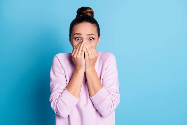 Foto di pazzo scioccato allegra ragazza chiudere coperchio bocca faccia non può credere di ottenere regalo incredibile indossare maglione lilla isolato su sfondo di colore blu — Foto Stock