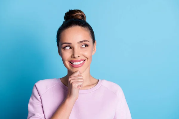 Gros plan portrait d'elle elle belle allure séduisante aimable jolie gaie curieuse fille aux cheveux bruns pensée solution d'espace de copie isolé sur lumineux éclat vif fond de couleur bleu vif — Photo