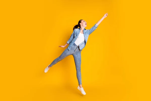 Longitud completa tamaño del cuerpo vista de ella ella agradable atractivo alegre alegre alegre chica saltando paseando celebración invisible parasol previsión aislado brillante vivo brillo vibrante color amarillo fondo — Foto de Stock