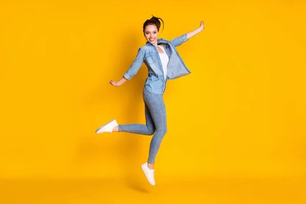 Полное фото тела очаровательный милый контент девушка прыжок поднять руки наслаждаться свободным весеннее время носить хороший внешний вид кроссовки изолированы на ярком цветном фоне — стоковое фото