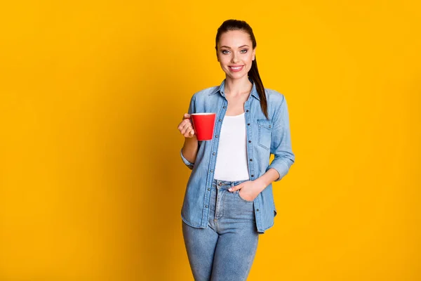 Retrato de cool menina bonita segurar copo com latte quente desfrutar de tempo livre desgaste casual estilo roupas isoladas sobre brilho cor fundo — Fotografia de Stock