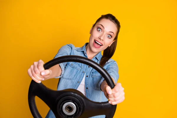 Foto de surpreendido positivo engraçado menina conduzir carro segurar volante impressionado estilo de desgaste elegante roupas da moda isolado sobre brilhante brilho cor fundo — Fotografia de Stock