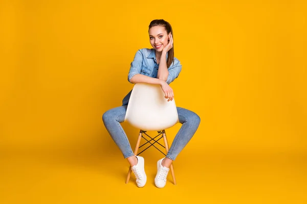 Full tělo foto pěkné atraktivní dívka sedět židle vychutnat zbytek relaxovat nosit dobrý vzhled gumboty izolované přes živé barevné pozadí — Stock fotografie