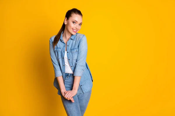 Foto de menina agradável atraente desfrutar de fim de semana primavera usar roupas de bom humor olhar isolado sobre fundo de cor vibrante — Fotografia de Stock