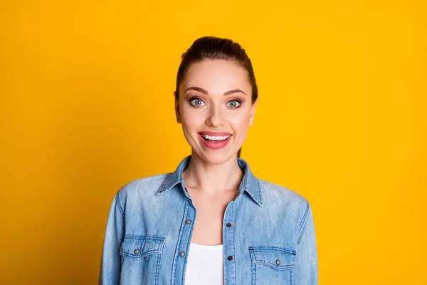 Retrato de chica loca asombrada se ve bien en la cámara impresionado novedad grito usar camisa de mezclilla aislado sobre fondo de color vivo — Foto de Stock