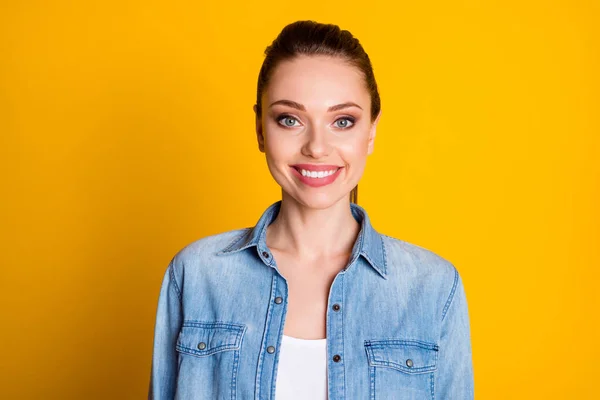 Retrato de positiva alegre mirada franca chica en la cámara sonrisa dentada usar camisa de mezclilla aislado sobre fondo de color vivo — Foto de Stock