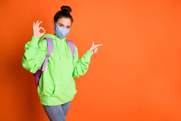 Foto in voller Größe von Model Student zeigen okey Zeichen empfehlen, tragen stilvolle Pullover Rucksack isoliert auf orangefarbenem Hintergrund — Stockfoto