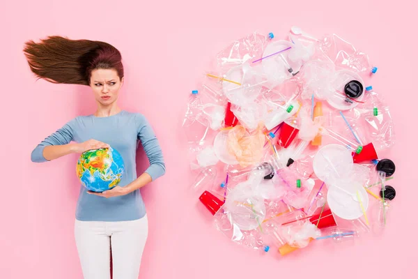 Topo acima de ângulo alto vista foto frustrada menina irritada segurar globo olhar plástico lixo garrafa copo vidro sacos desgosto poluição desgaste jumper suéter plano leigos isolado pastel cor fundo — Fotografia de Stock