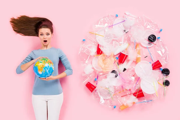 Topo acima de ângulo alto vista foto de impressionado impressionado menina eco ativista segurar globo natureza poluição plástico lixo copo vidro garrafa sacos flat lay isolado sobre fundo cor pastel — Fotografia de Stock