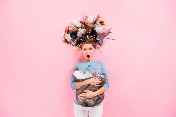 Yüksek açılı fotoğrafta endişeli kız aktivistin elinde plastik çöp torbaları var. Etkilenmiş miktarda tek kullanımlık kupa süveter. Pastel arka planda izole bir şekilde duruyordu. — Stok fotoğraf