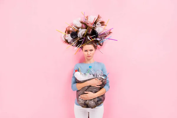 Top view above high angle flat lay flatlay lie concept of her she moody girl holding in hands πλαστικά απόβλητα χωματερή σκουπίδια μιας χρήσης παγκόσμια ημέρα καταστροφής λύση απομονώνονται σε ροζ παστέλ χρώμα φόντο — Φωτογραφία Αρχείου