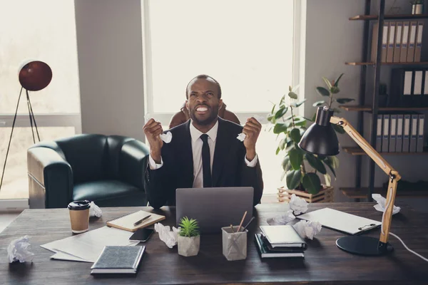 Überarbeitete verrückte afroamerikanische Kerl Banker Anwalt sitzen Schreibtisch arbeiten Laptop haben Start-up-Entwicklung Fortschritt Innovationsproblem halten zerknüllte Papier suchen nach oben tragen Smoking am Arbeitsplatz — Stockfoto