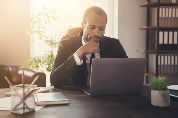 Close-up portret van zijn hij mooie aantrekkelijke stijlvolle gericht drukke man ervaren specialist financiën expert met behulp van laptop consulting client online ontwikkelende bedrijf op werkplek station — Stockfoto