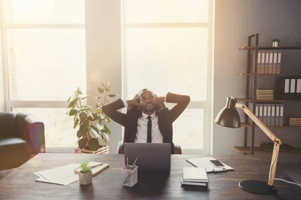 Retrato de su agradable atractivo soñador elegante con estilo con experiencia de contenido chico economista banquero agente de bienes raíces sentado en la silla decidiendo overthinking en la estación de trabajo en el interior — Foto de Stock