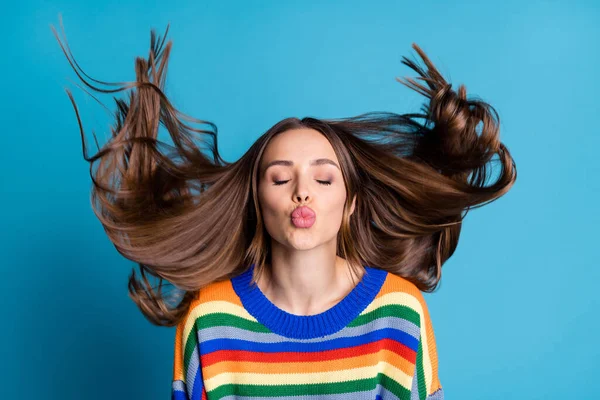 Close up zdjęcie uroczej dziewczyny jej fryzura mucha powietrze wiatr ona wysłać powietrze pocałunek chłopak nosić dobry wygląd ubrania izolowane nad niebieskim tle kolor — Zdjęcie stockowe