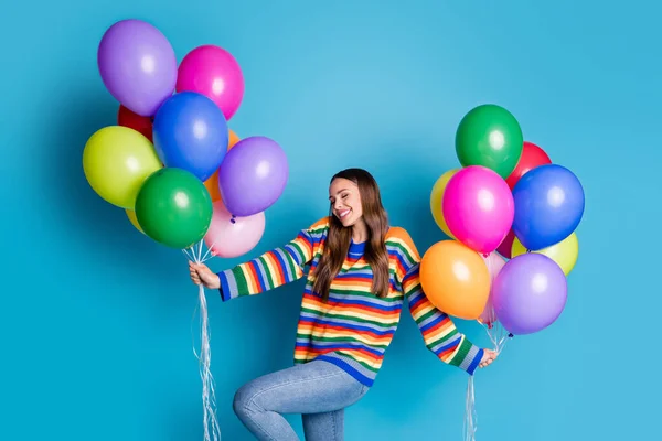 Φωτογραφία του περιεχομένου ενθουσιασμένοι χαριτωμένο κορίτσι κατέχουν πολλά μπαλόνια απολαμβάνουν χαρούμενη γιορτή φορούν καλή εμφάνιση στολή διάθεση απομονώνονται πάνω από το μπλε φόντο χρώμα — Φωτογραφία Αρχείου