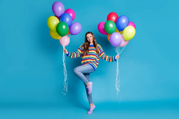 Foto em tamanho completo de conteúdo muito charmoso menina desfrutar aniversário festa realizar muitos balões desgaste bom olhar pulôver de humor isolado sobre fundo de cor azul — Fotografia de Stock