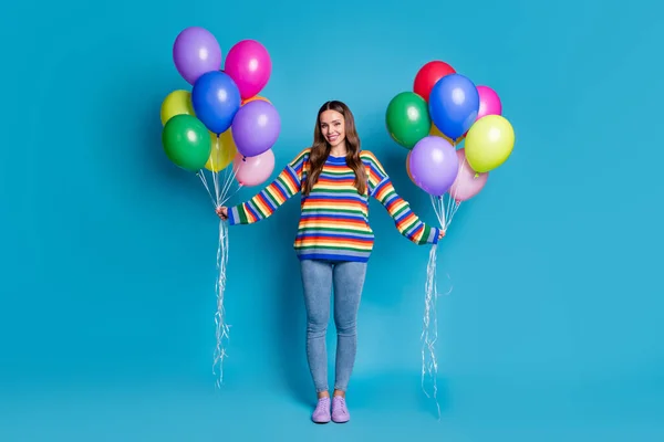 Full längd foto av charmigt innehåll flicka hålla många ballonger njuta årsdagen firande bära bra utseende humör kläder pullover isolerad över blå färg bakgrund — Stockfoto