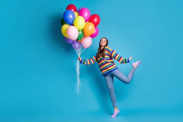 Full längd foto av ganska charmig flicka njuta av semester firande hålla många ballonger bära bra utseende humör outfit isolerad över blå färg bakgrund — Stockfoto