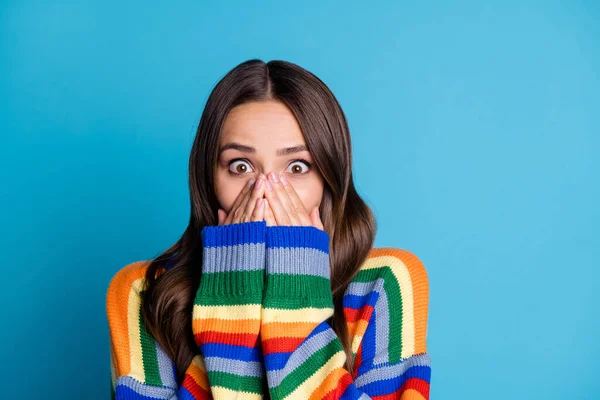 De cerca foto de chica asombrada impresionado maravillosa novedad cerca cubierta manos boca desgaste buen look invierno temporada traje aislado sobre fondo de color azul — Foto de Stock