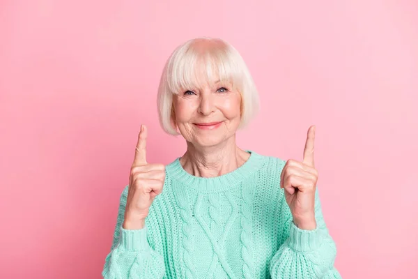 Foto retrato de senhora muito velha apontando para o espaço em branco sorrindo isolado no fundo cor-de-rosa pastel — Fotografia de Stock