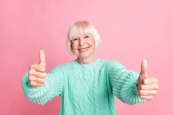 Фотопортрет женщины-пенсионера Боб прическа демонстрирует большой палец вверх знак, как изолированы на пастельно-розовый цвет фона — стоковое фото