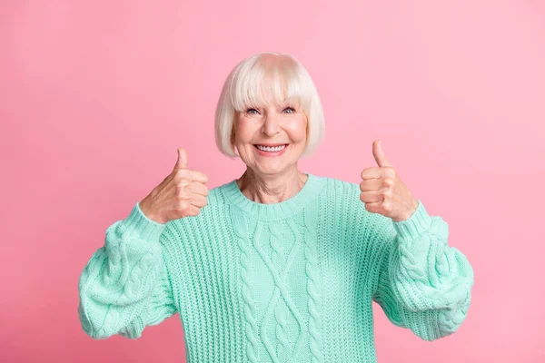 Foto portrét rozkošné staré ženy bob účes ukazující palec nahoru gesto jako izolované na pastelové růžové pozadí — Stock fotografie