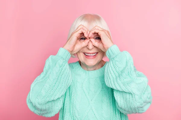 Foto portrét hravé staré ženy bob účes si představit nosit brýle neopatrný legrační izolované na pastelové růžové barvy pozadí — Stock fotografie