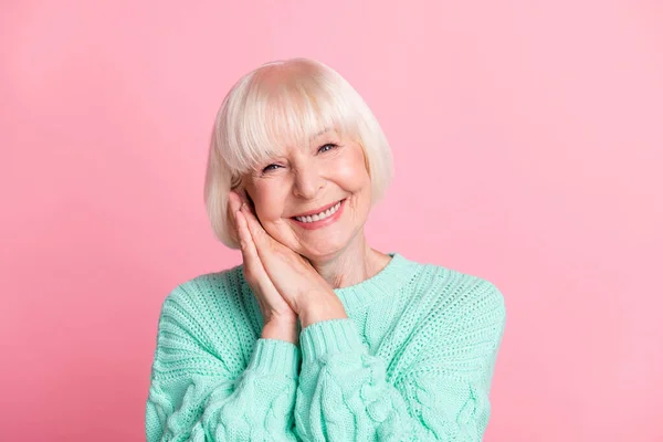 Foto-Porträt der überglücklichen Seniorin hält die Hände zusammen und lächelt fröhlich isoliert auf pastellrosa Hintergrund — Stockfoto