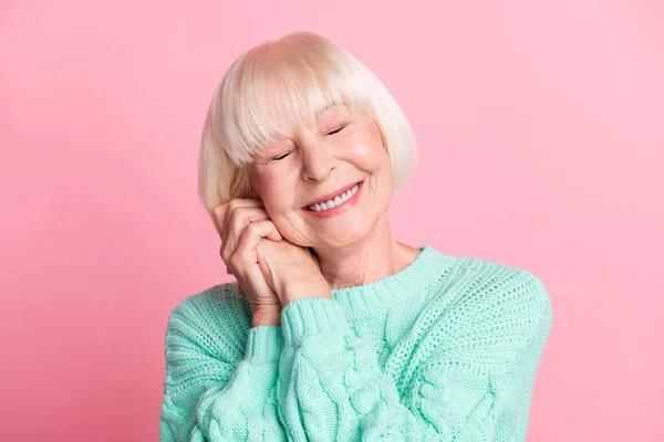 Foto retrato de la anciana muy alegre manteniendo las manos juntas sonriendo ojos cerrados durmiendo aislados sobre fondo de color rosa pastel — Foto de Stock