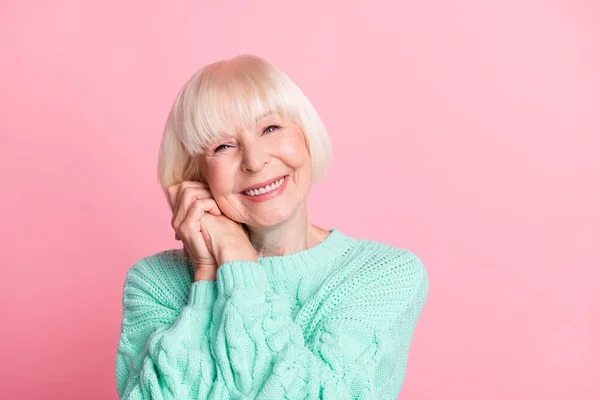 Foto portrét krásné ženy důchodce blond vlasy držet ruce spolu s úsměvem izolované na pastelové růžové barvy pozadí s copyspace — Stock fotografie