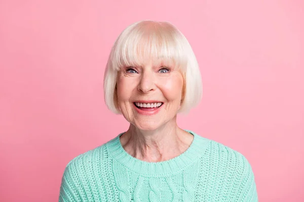 Foto portrét vzrušené starší ženy na sobě teal pletený svetr blond vlasy zírající s úsměvem izolované na pastelové růžové pozadí — Stock fotografie