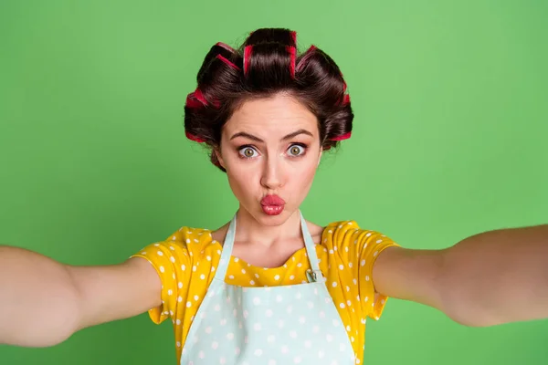 Close up foto di bella ragazza retrò blogger rendere selfie inviare aria bacio rimanere a casa quarantena indossare giallo punteggiato t-shirt vestito isolato su sfondo di colore verde — Foto Stock