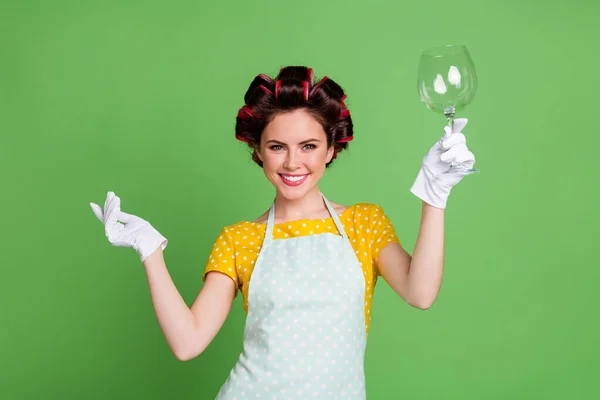 Portret van haar ze mooie aantrekkelijke mooie mooie vrolijke vrolijke meid dragen krulspelden in de hand netjes netjes wijnglas reinheid geïsoleerd over groene kleur achtergrond — Stockfoto