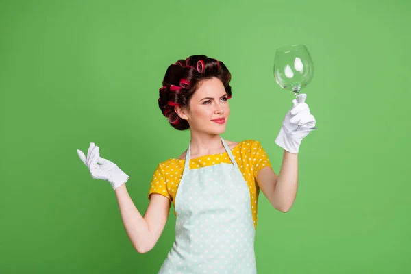 Foto positief huis vrouw meisje wassen wijn glas look genieten perfect nette servies polijsten slijtage geel gestippelde stijl jurk haar rollen geïsoleerd over groene kleur achtergrond — Stockfoto