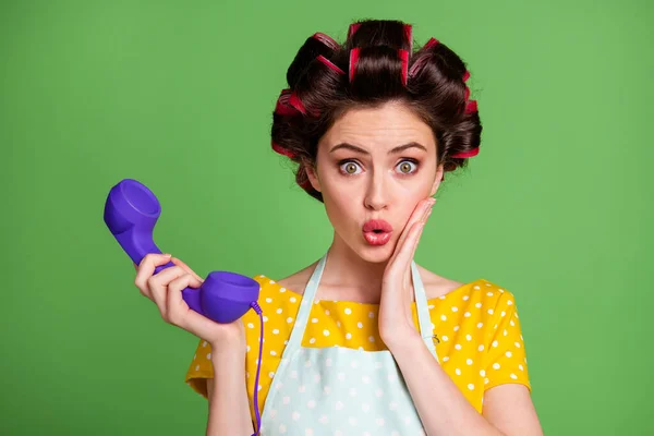 Photo de étonnante rétro vintage fille bague téléphone cordon impressionné opérateur coordonnées porter jaune pointillé t-shirt rouleaux de cheveux isolés sur fond de couleur verte — Photo