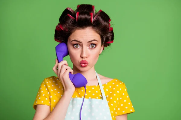 Foto de chamada menina muito retro telefone cabo enviar ar beijo linha de apoio telefone fixo centro de serviço desgaste amarelo pontilhado vestido saia rolos de cabelo isolado sobre cor verde fundo — Fotografia de Stock