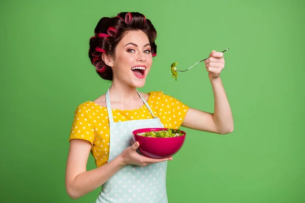 Girato foto di vintage veggie ragazza mangiare eco yummy insalatiera forchetta cena pranzo indossare giallo punteggiato abito capelli rulli isolato su sfondo di colore verde — Foto Stock