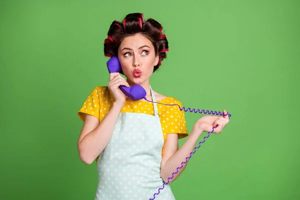 Photo minded girl call help line center decide home solution use telephone cord look copyspace wear yellow dotted dress hair rollers isolated green color background — Stock Photo, Image