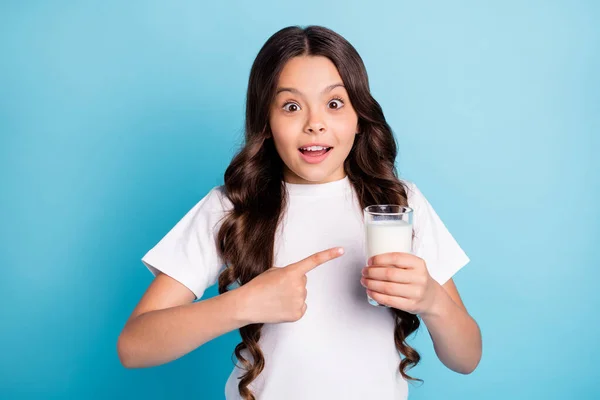 Primer plano retrato de ella ella agradable atractivo bastante lindo sorprendido alegre ondulado de pelo chica bebiendo mostrando consejo de leche de granja aislado brillante brillo vivo vibrante azul azulejo turquesa color de fondo — Foto de Stock